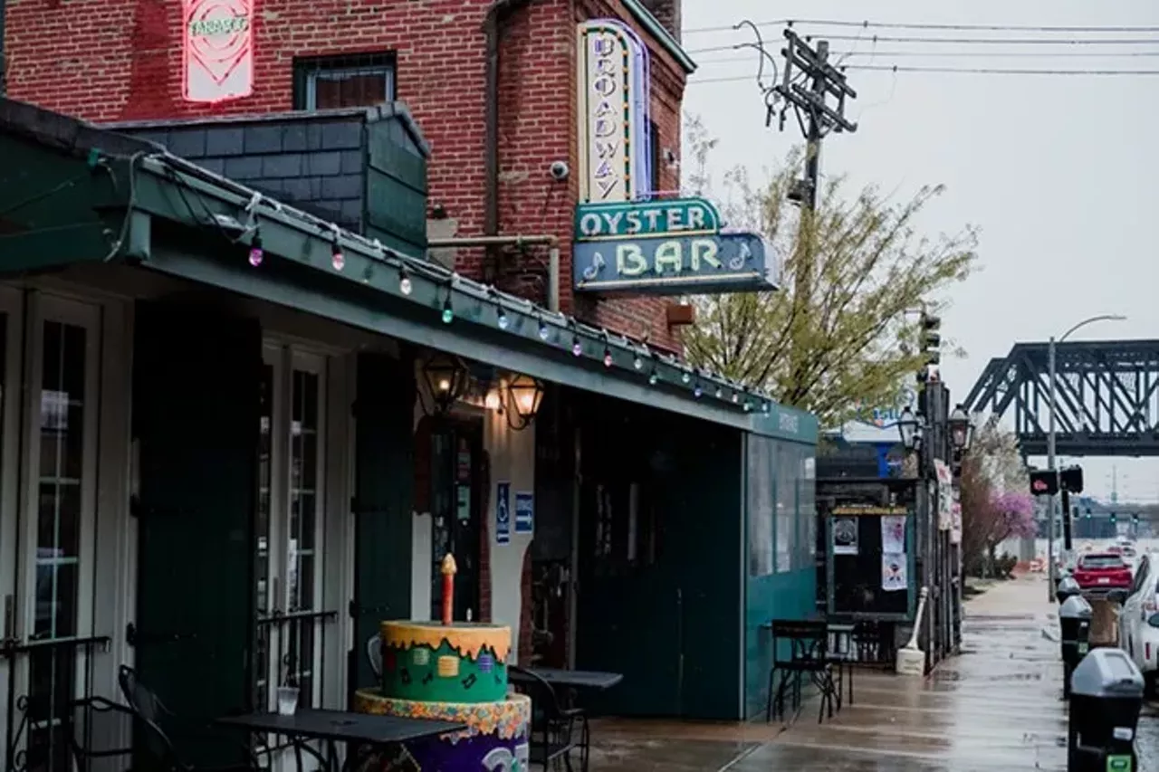 Broadway Oyster Bar (736 South Broadway, broadwayoysterbar.com) Everybody knows to go to Broadway Oyster Bar if they're craving oysters or world-class blues music, but the patio there is also a great place to visit when you and your dog are looking to grab a drink together.