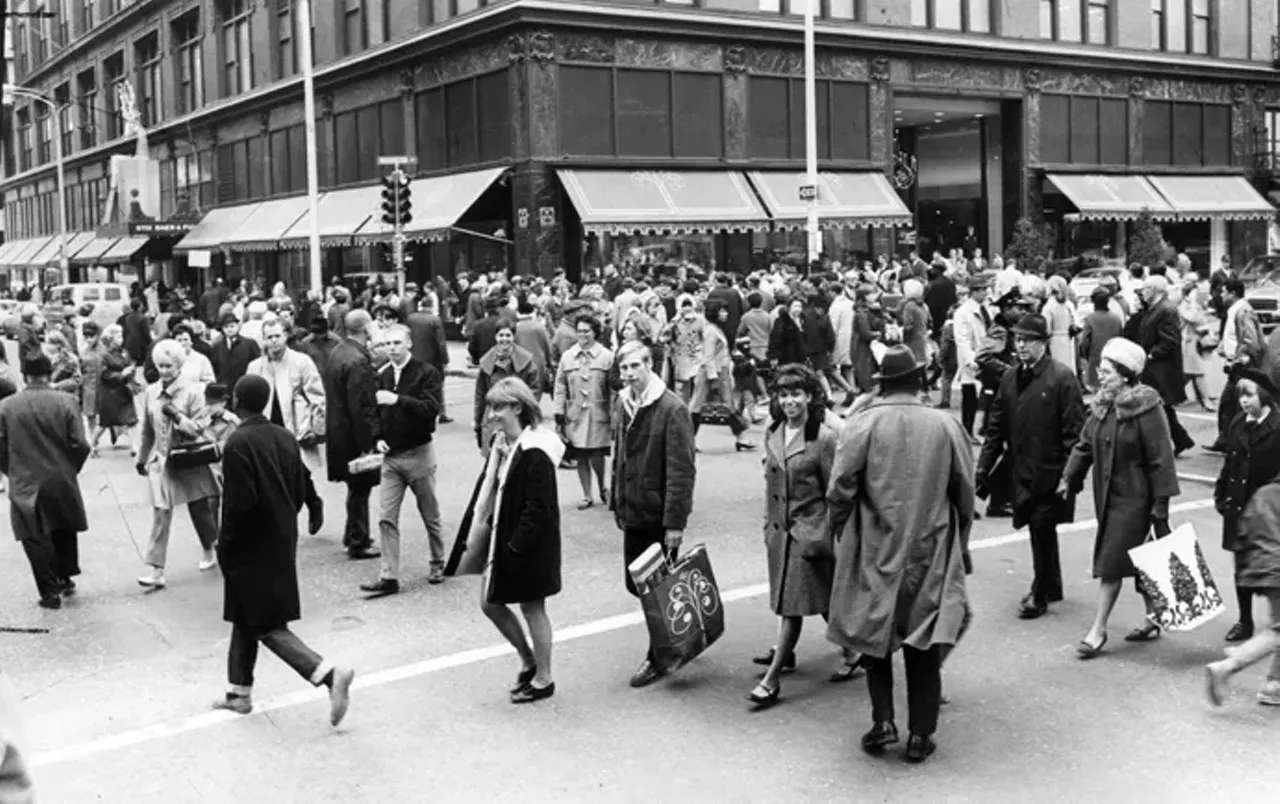 Stix, Baer & Fuller Stix, Baer & Fuller was St. Louis’ favorite department store. Most people couldn’t afford the high-end fashions offered there, but that didn’t stop them from getting dressed up and going downtown to pretend like they could afford them. (The first location was on Washington Avenue between Sixth and Seventh streets and it took up an entire city block.) The store was high-style, too, with a gorgeous interior and an opulent atmosphere. The company operated from 1892 until 1984, but found it impossible to compete with national chain department stores like Famous-Barr and it was later sold to Dillard’s.