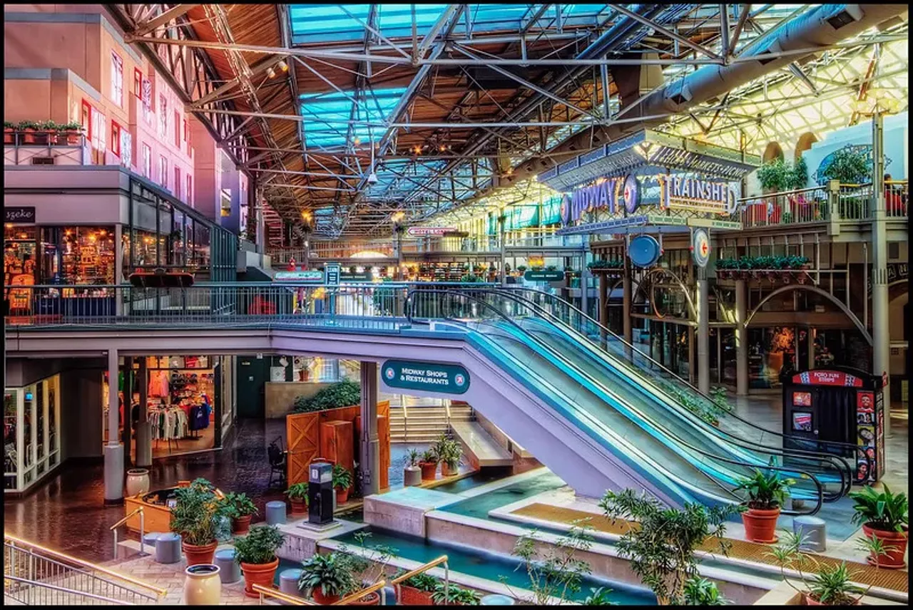 Union Station Mall Union Station is still open and thriving, thank goodness, but the Union Station Mall experienced a slow, painful death. It opened in 1985 after a $150 million renovation of the former train station, with amenities including a hotel, restaurants and a food court. But the mall couldn’t survive the retail apocalypse and the stores closed one by one. The space has since been redesigned to host something much better, though: the St. Louis Aquarium.