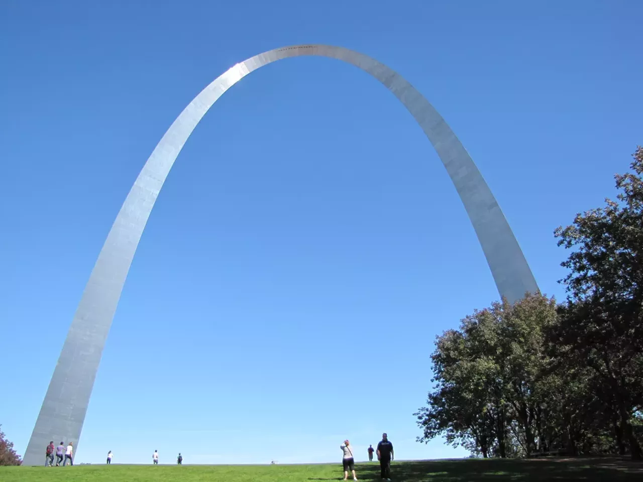 Hang out at the Arch grounds. The home of our iconic landmark is straight-up beautiful -- and if you don't go up the claustrophobia-inducing little eggs or into the museum, the grounds are also totally free. Photo courtesy of Flickr / ezz_eddie.