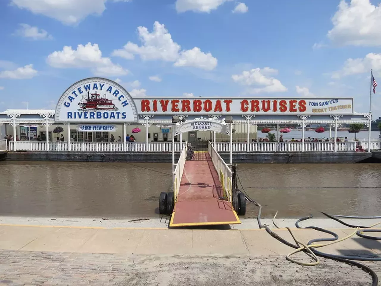 Riverboat cruises at the Gateway Arch.