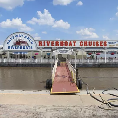 Riverboat cruises at the Gateway Arch.