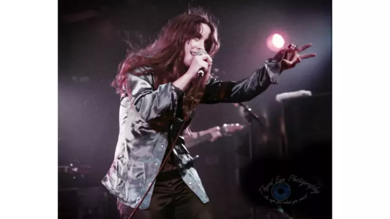Alanis Morissette played Mississippi Nights in 1995.