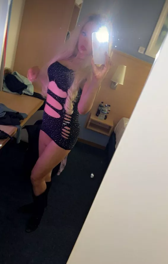 British Blonde OnlyFans Amyvx Delivers Hot Content, But... (3)