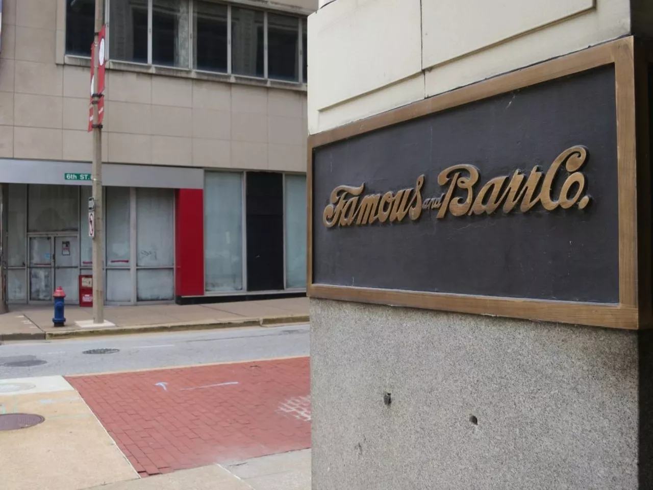 Famous-Barr Every St. Louisan of a certain age has fond memories of visiting the Famous-Barr location in downtown St. Louis on the corner of Olive and North Sixth streets. It was the first air-conditioned department store in the country and considered a cosmopolitan destination back in the golden age of downtown when it was bustling with business and shoppers. Hundreds of people shuffled past the big display windows each day on their way to work, with many stopping to stare at the enchanting designs. Sadly, that magic didn’t last. Famous-Barr was sold to Macy’s in 2006 and Macy’s closed the downtown store in 2013.