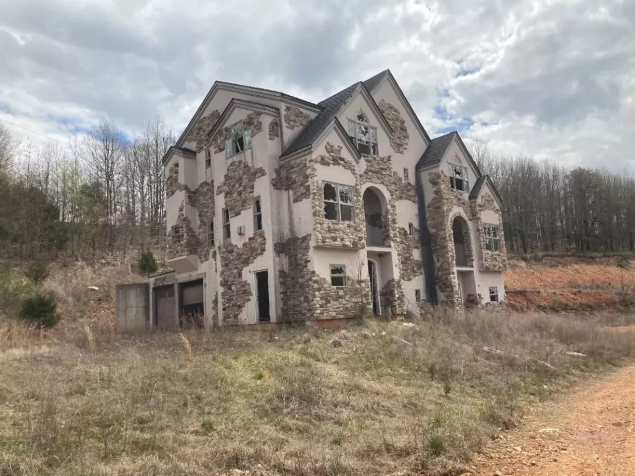 Image: These Abandoned Mansions in Branson Are Going Viral on TikTok [PHOTOS]