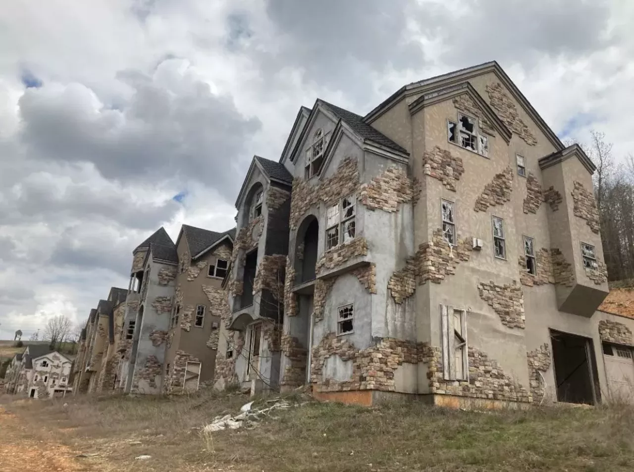 Image: These Abandoned Mansions in Branson Are Going Viral on TikTok [PHOTOS]