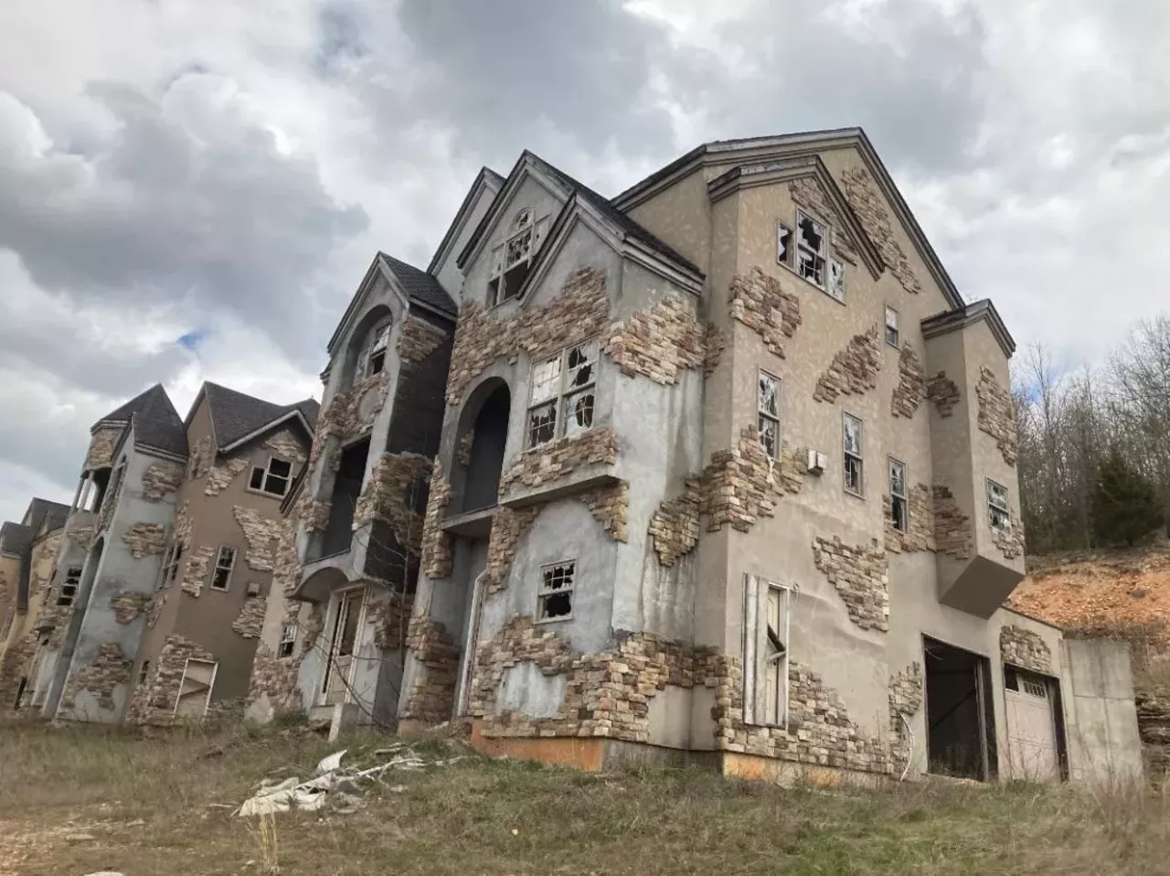 Image: These Abandoned Mansions in Branson Are Going Viral on TikTok [PHOTOS]