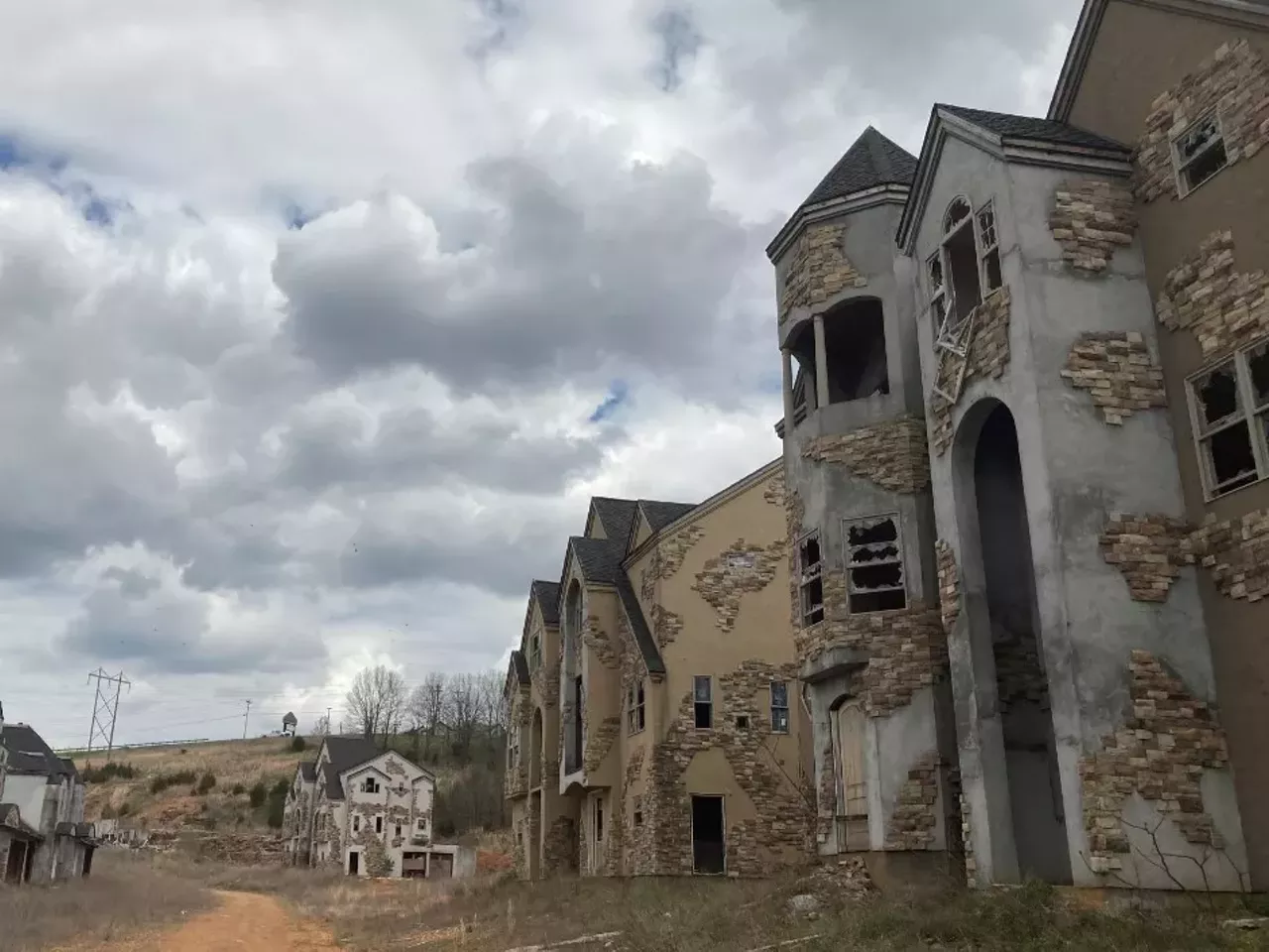 Image: These Abandoned Mansions in Branson Are Going Viral on TikTok [PHOTOS]