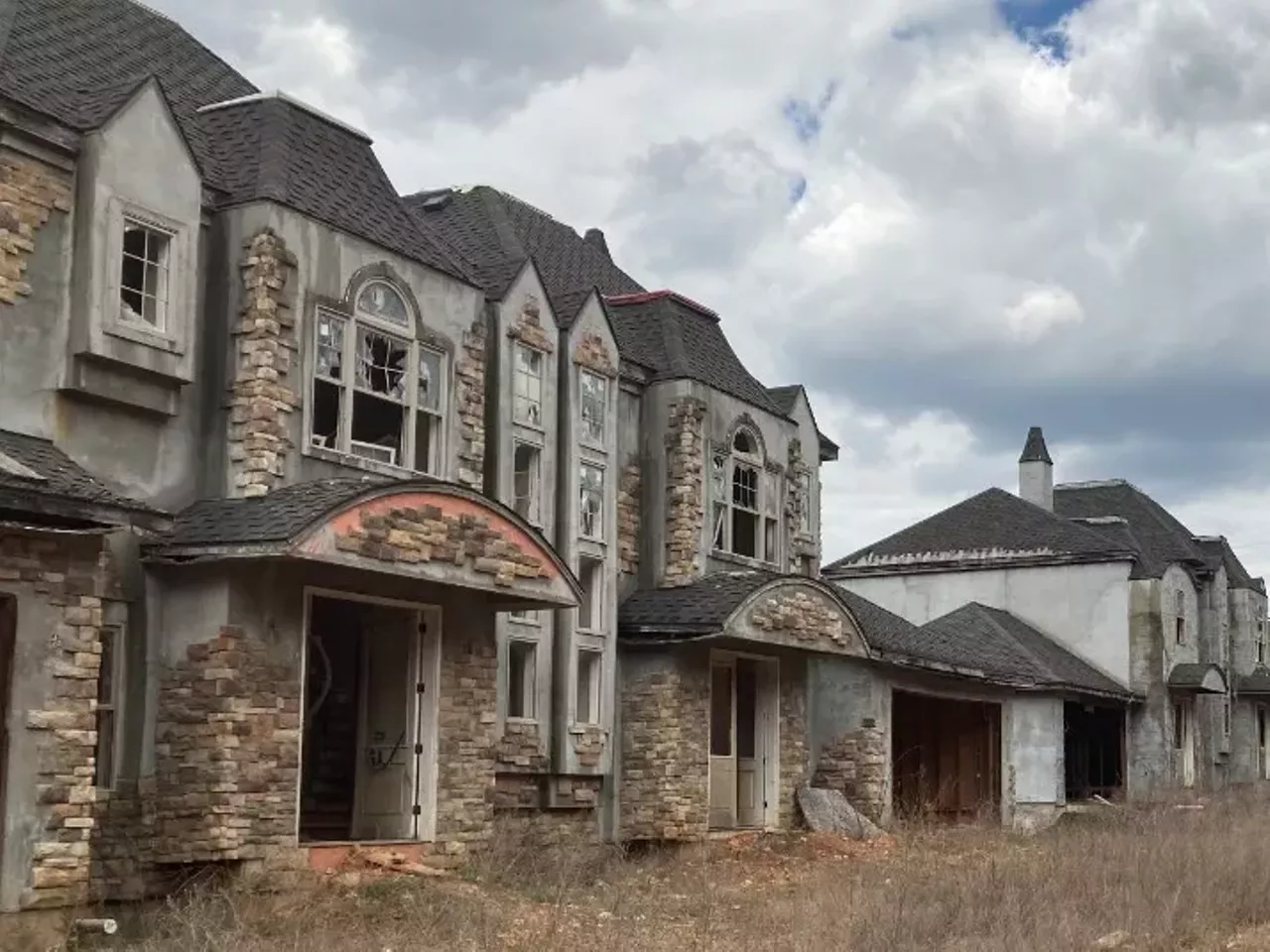 Image: These Abandoned Mansions in Branson Are Going Viral on TikTok [PHOTOS]