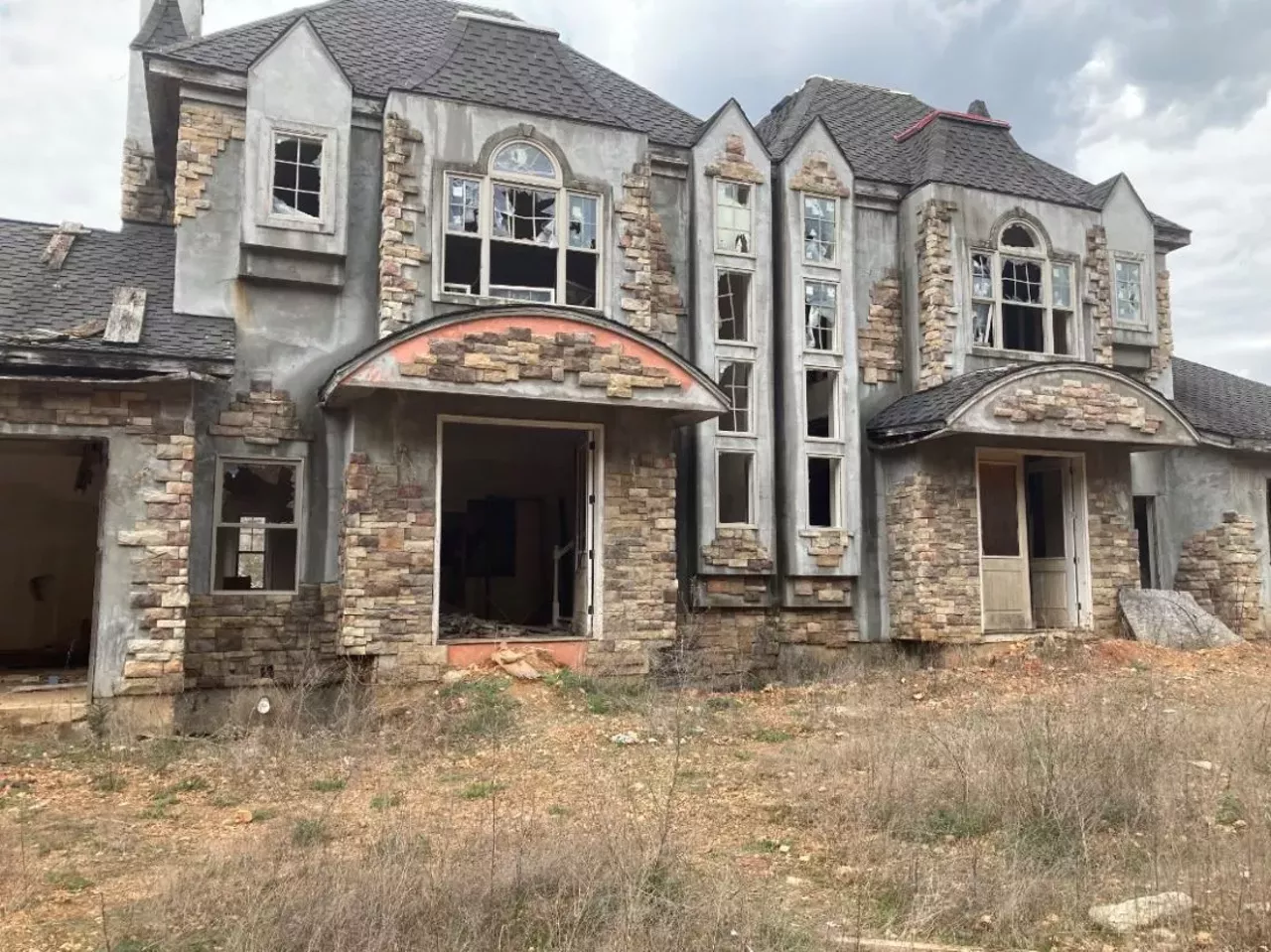 Image: These Abandoned Mansions in Branson Are Going Viral on TikTok [PHOTOS]