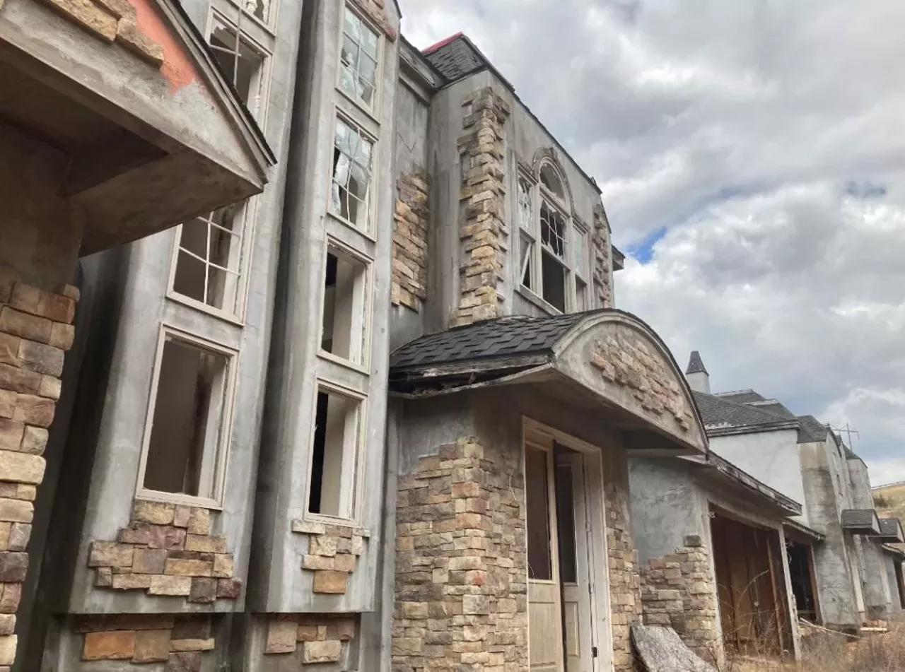 Image: These Abandoned Mansions in Branson Are Going Viral on TikTok [PHOTOS]