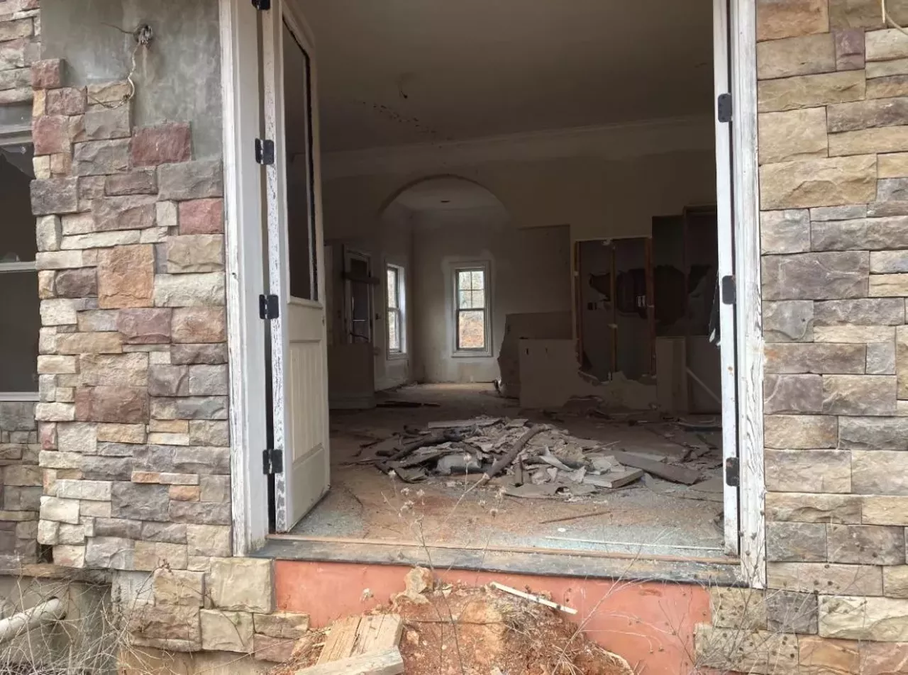 Image: These Abandoned Mansions in Branson Are Going Viral on TikTok [PHOTOS]