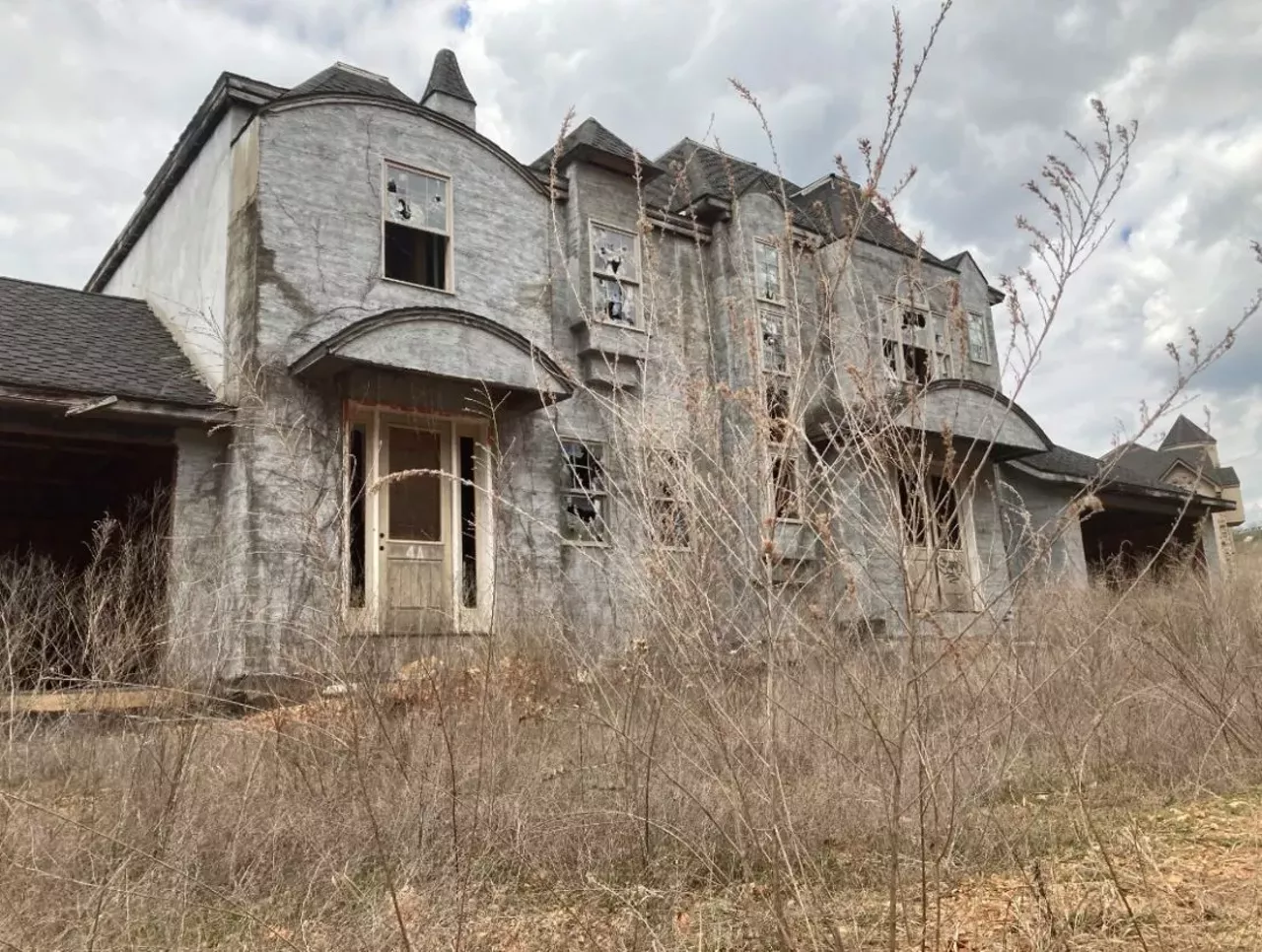 Image: These Abandoned Mansions in Branson Are Going Viral on TikTok [PHOTOS]