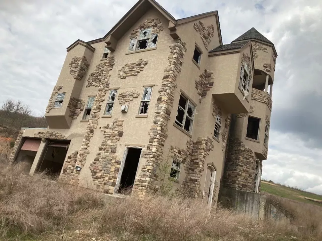 Image: These Abandoned Mansions in Branson Are Going Viral on TikTok [PHOTOS]