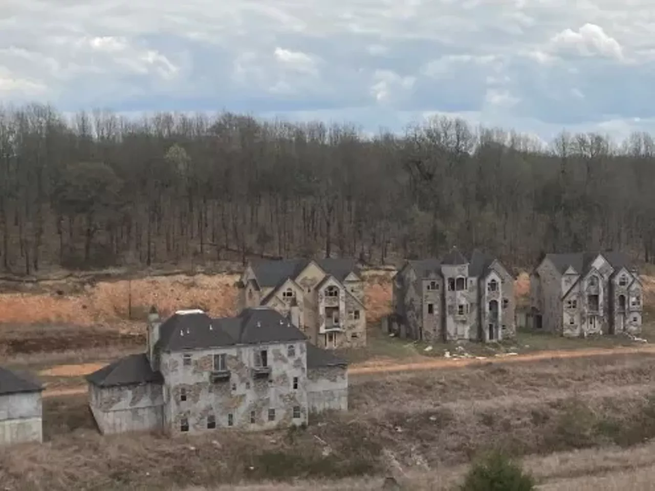 Image: These Abandoned Mansions in Branson Are Going Viral on TikTok [PHOTOS]