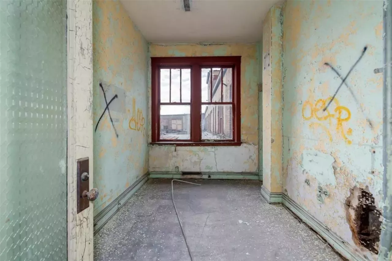 Image: St. Louis' Grandview Arcade Building Is Ready For a Makeover [PHOTOS]