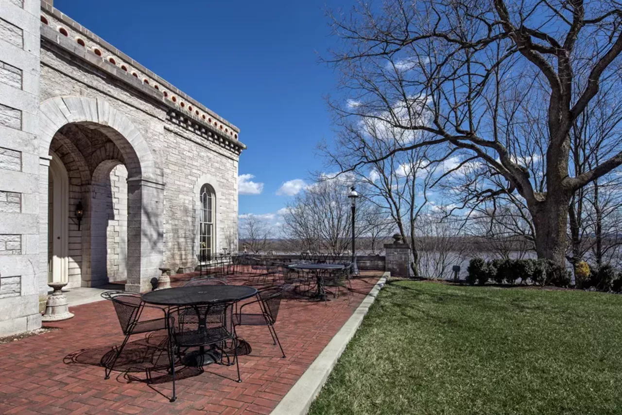 Image: This Missouri Castle on the Bluffs of the Mississippi River Is a Dream