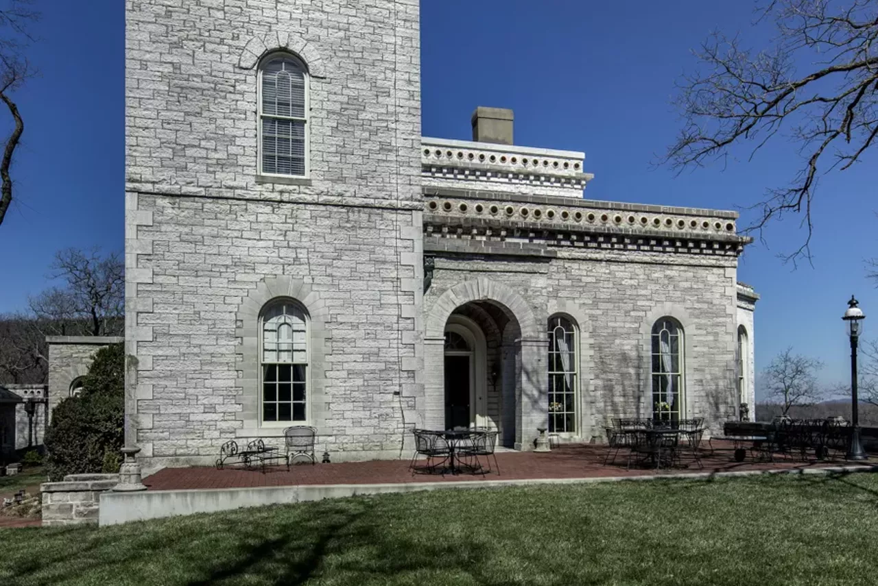 Image: This Missouri Castle on the Bluffs of the Mississippi River Is a Dream