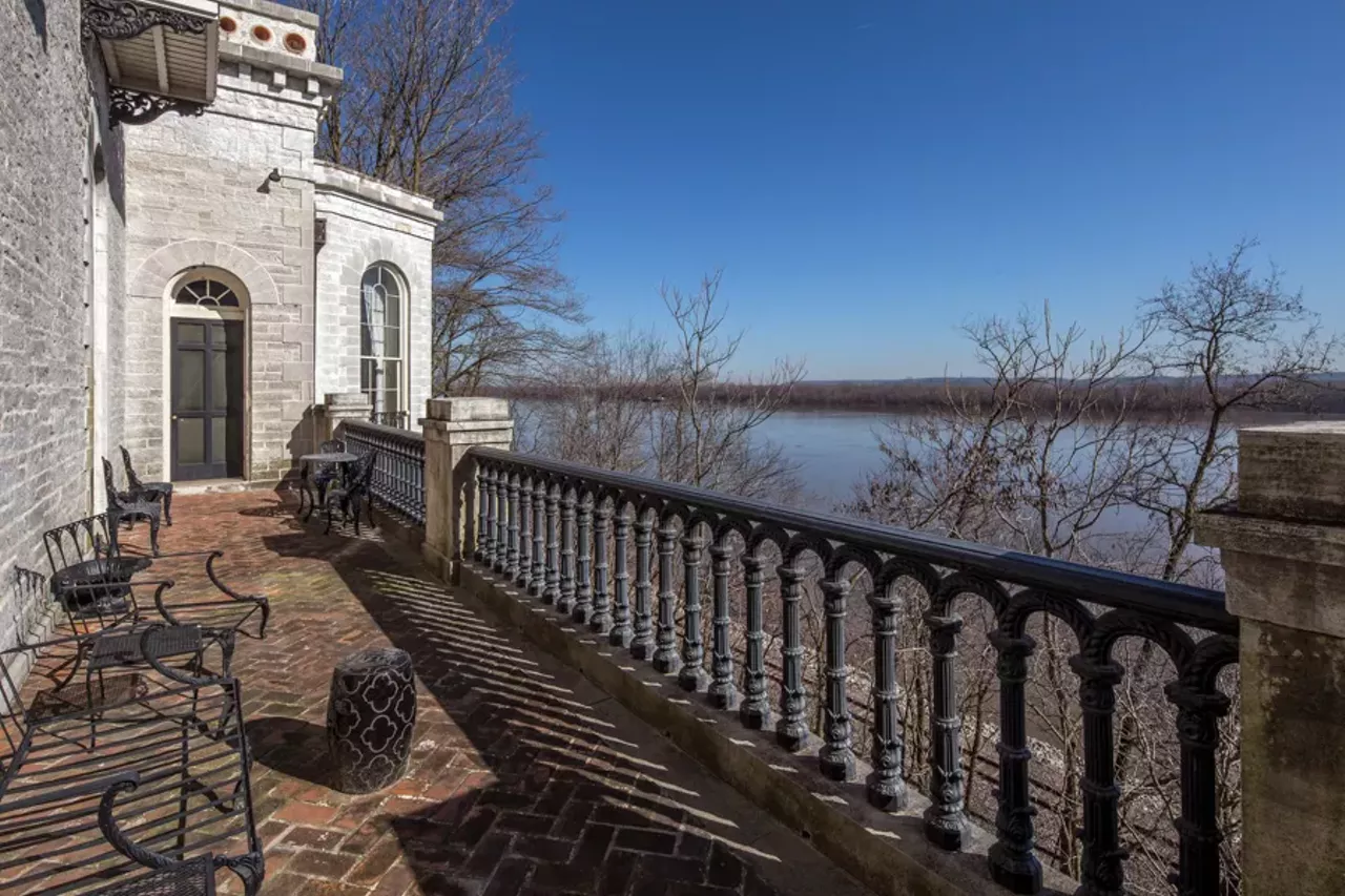 Image: This Missouri Castle on the Bluffs of the Mississippi River Is a Dream