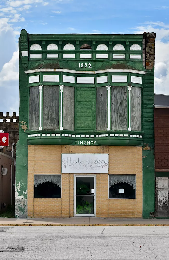 An abandoned looking building in Liberal, Missouri.