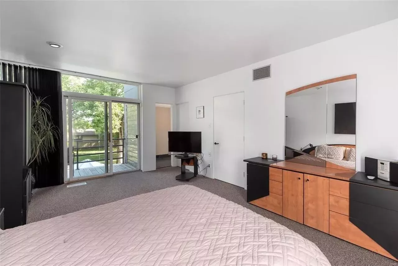 Image: It&#146;s Very 'Miami Vice' Inside this St. Louis Mansion on Lindell [PHOTOS]