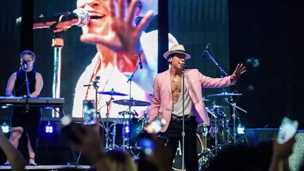 24K Gold New Year&rsquo;s Eve Party at Live! By Loews Live! By Loews (799 Clark Avenue) is throwing a 24K gold soir&eacute;e for New Year&rsquo;s Eve. At the downtown hotel, guests can enjoy live music from JAM: Jackson and Mars, an open bar and hearty hors d&rsquo;oeuvres &mdash; think Alaskan snow crab, lobster mac &lsquo;n&rsquo; cheese, blackened scallops, beef tenderloin satay, General Tso&rsquo;s steamed buns, black bean empanadas, an assortment of sushi and a display of international cheeses.