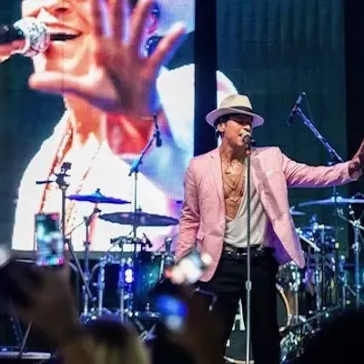 24K Gold New Year&rsquo;s Eve Party at Live! By Loews Live! By Loews (799 Clark Avenue) is throwing a 24K gold soir&eacute;e for New Year&rsquo;s Eve. At the downtown hotel, guests can enjoy live music from JAM: Jackson and Mars, an open bar and hearty hors d&rsquo;oeuvres &mdash; think Alaskan snow crab, lobster mac &lsquo;n&rsquo; cheese, blackened scallops, beef tenderloin satay, General Tso&rsquo;s steamed buns, black bean empanadas, an assortment of sushi and a display of international cheeses.