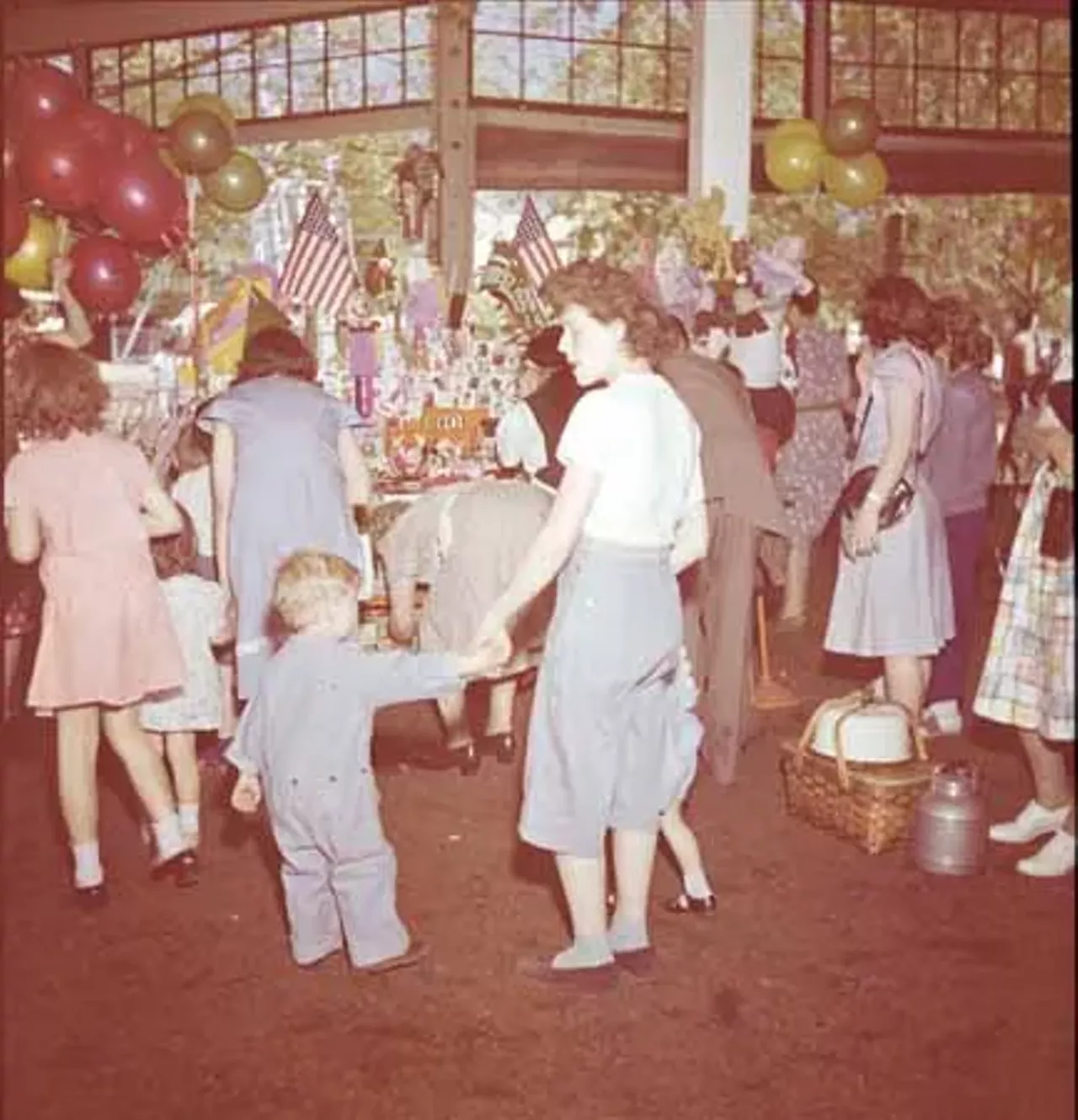 1947. Customers enjoy a picnic at the Forest Park Highlands.