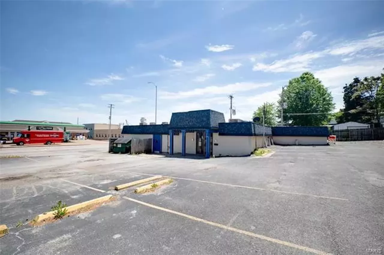 Image: The Mike Talayna's Jukebox Building on Hampton Is For Sale [PHOTOS]