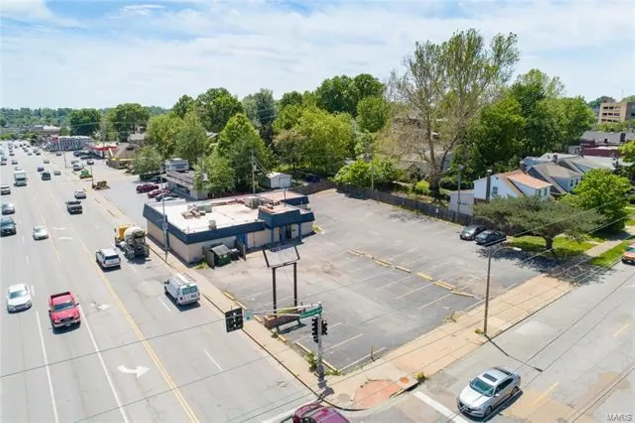 Image: The Mike Talayna's Jukebox Building on Hampton Is For Sale [PHOTOS]