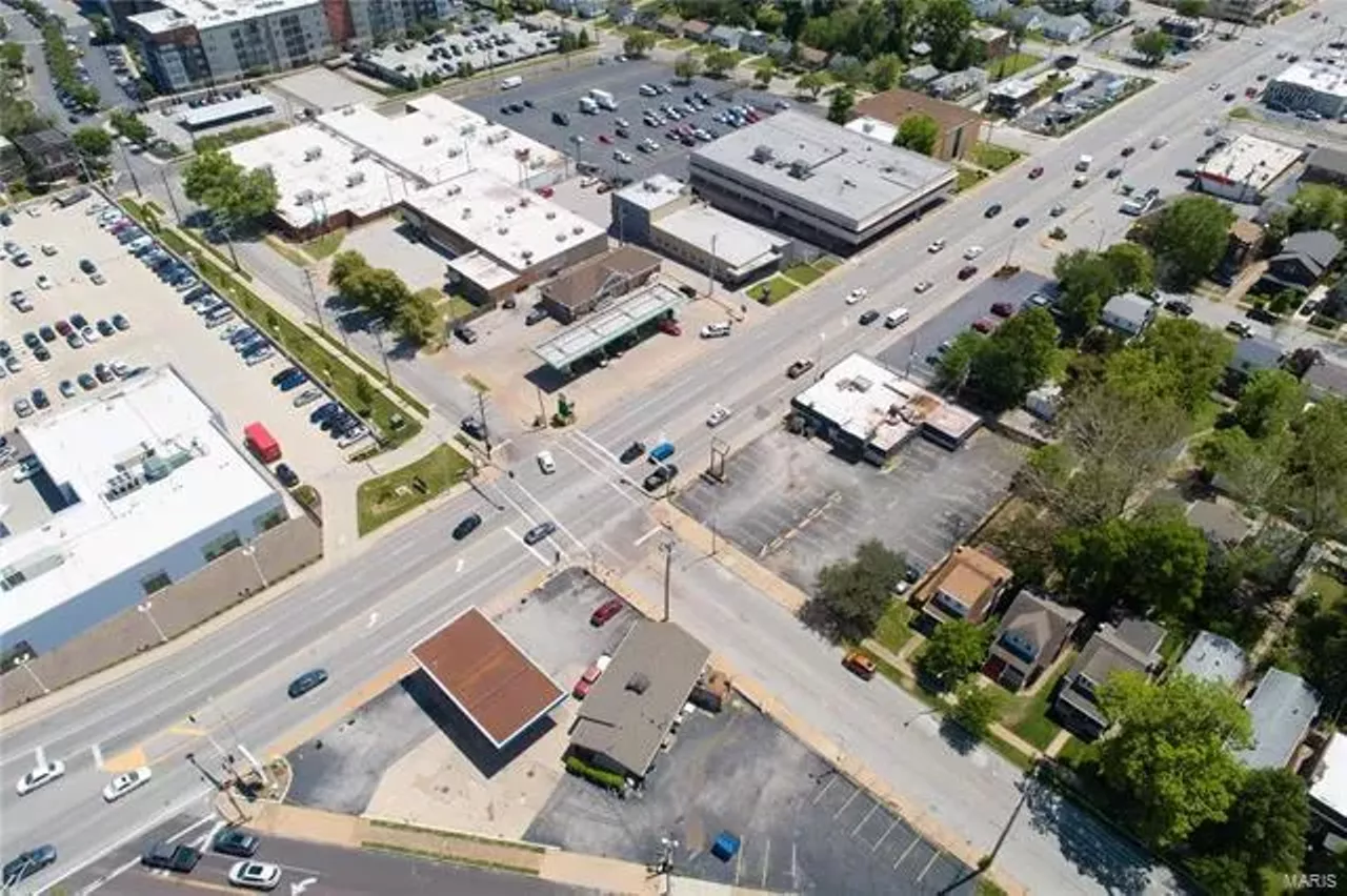 Image: The Mike Talayna's Jukebox Building on Hampton Is For Sale [PHOTOS]